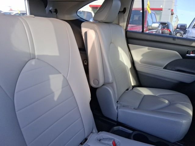 Used 2021 Toyota Highlander XLE image 10