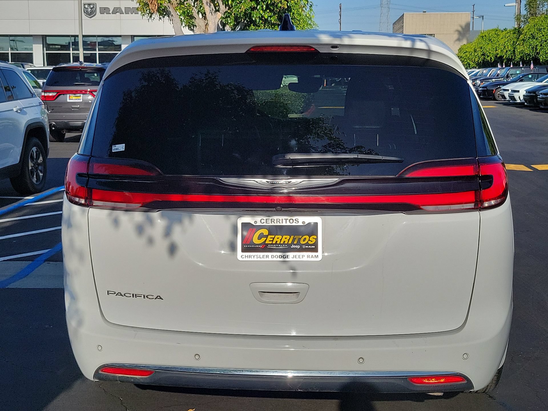 Certified 2025 Chrysler Pacifica Select FWD image 3