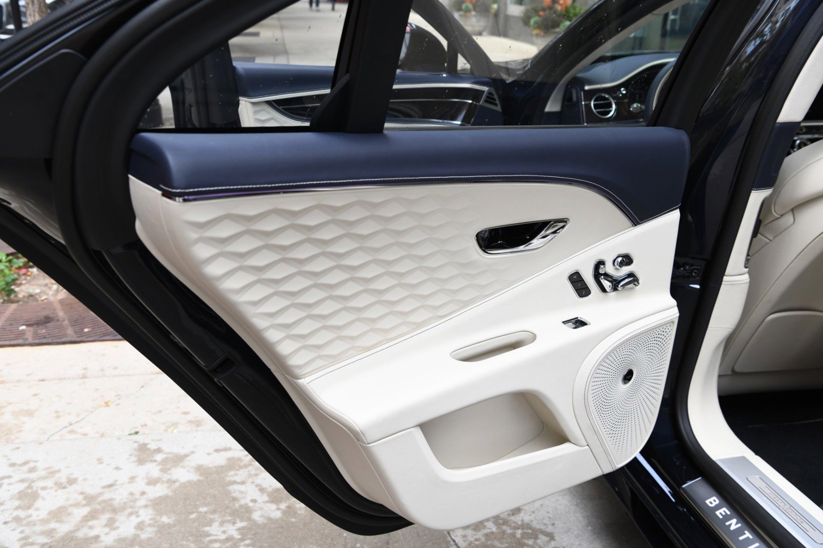 New 2025 Bentley Flying Spur Plug-In Hybrid image 21