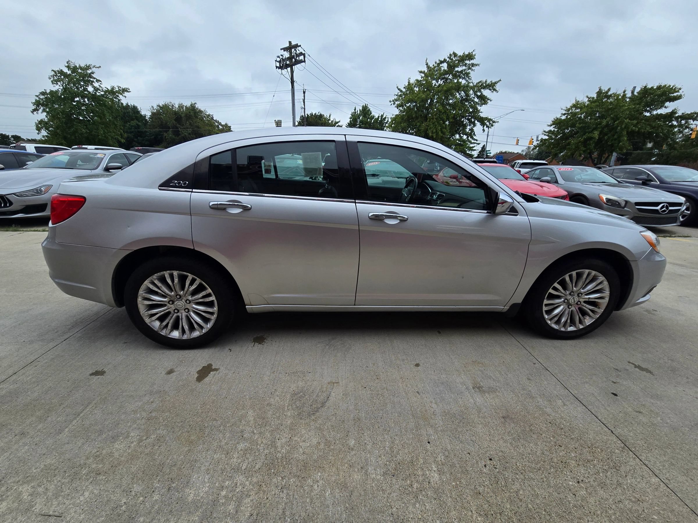 Used 2011 Chrysler 200 Limited FWD image 6