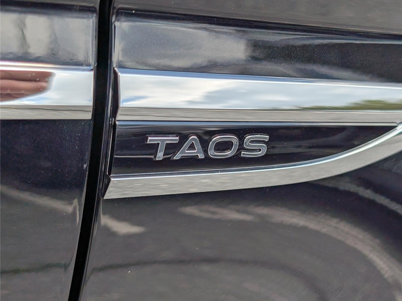 Used 2024 Volkswagen Taos SE w/ Panoramic Sunroof Package FWD image 9