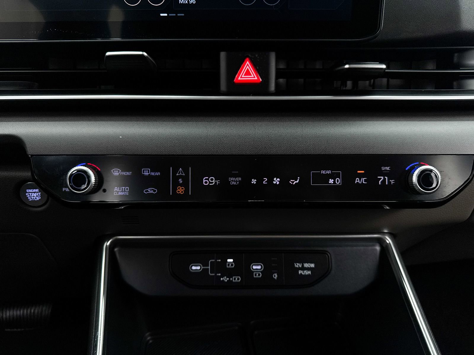 Certified 2025 Kia Carnival EX image 27