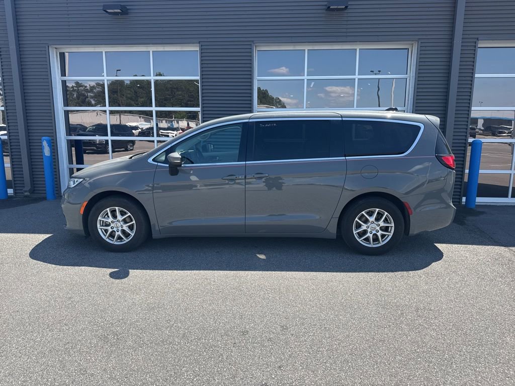 Used 2023 Chrysler Pacifica Touring-L image 2