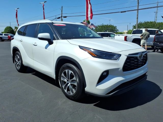 Used 2023 Toyota Highlander XLE AWD/4WD image 1