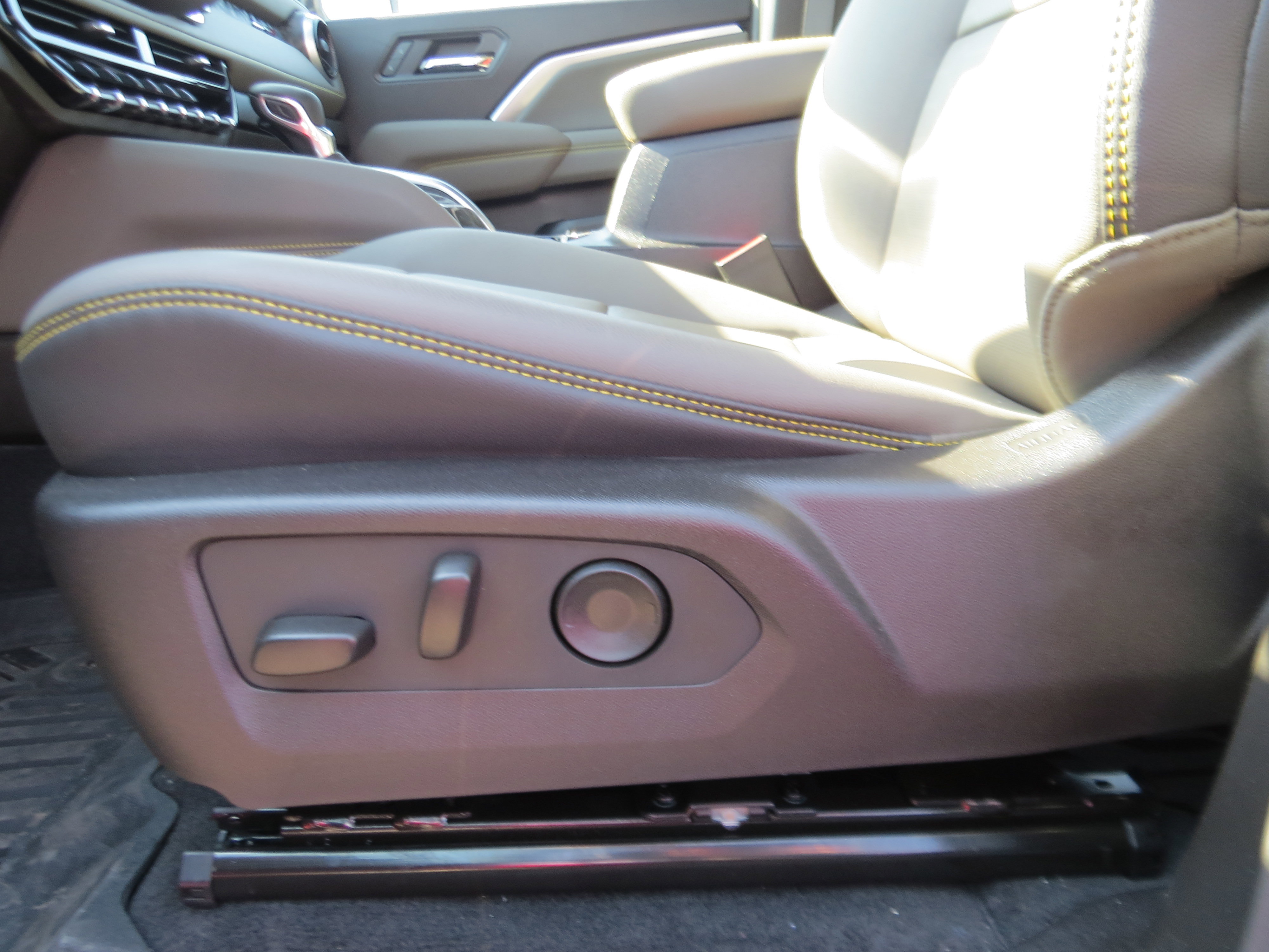 Used 2026 Chevrolet Colorado ZR2 w/ Technology Package AWD/4WD image 16