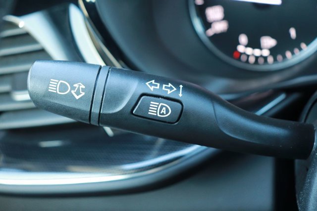 Used 2023 Buick Envision Essence image 23