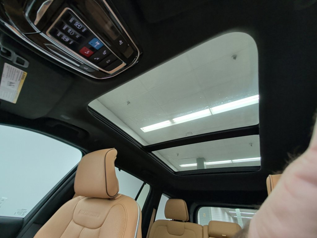 Used 2023 Jeep Grand Cherokee Summit AWD/4WD image 33