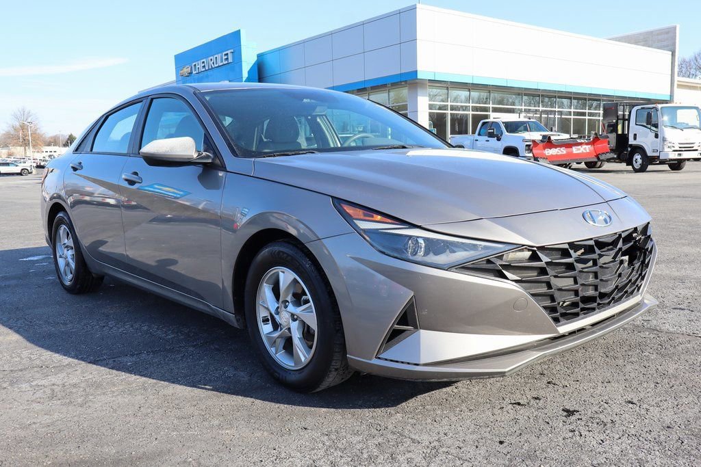Used 2021 Hyundai Elantra SE image 2