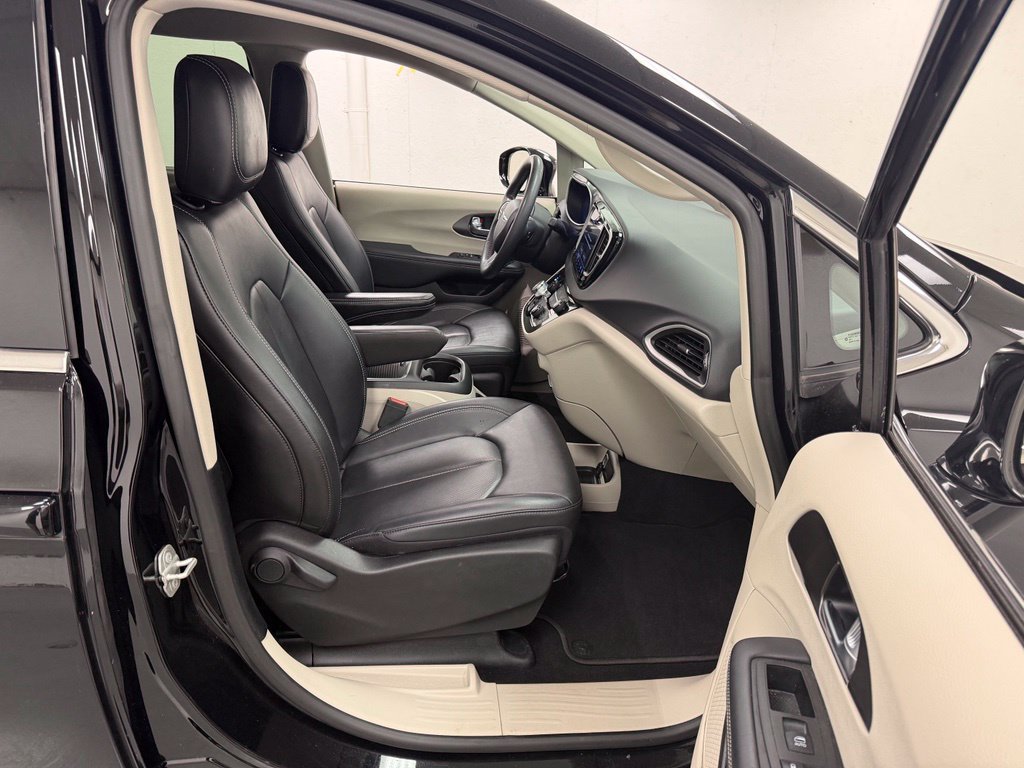 Used 2024 Chrysler Pacifica Touring-L FWD image 11