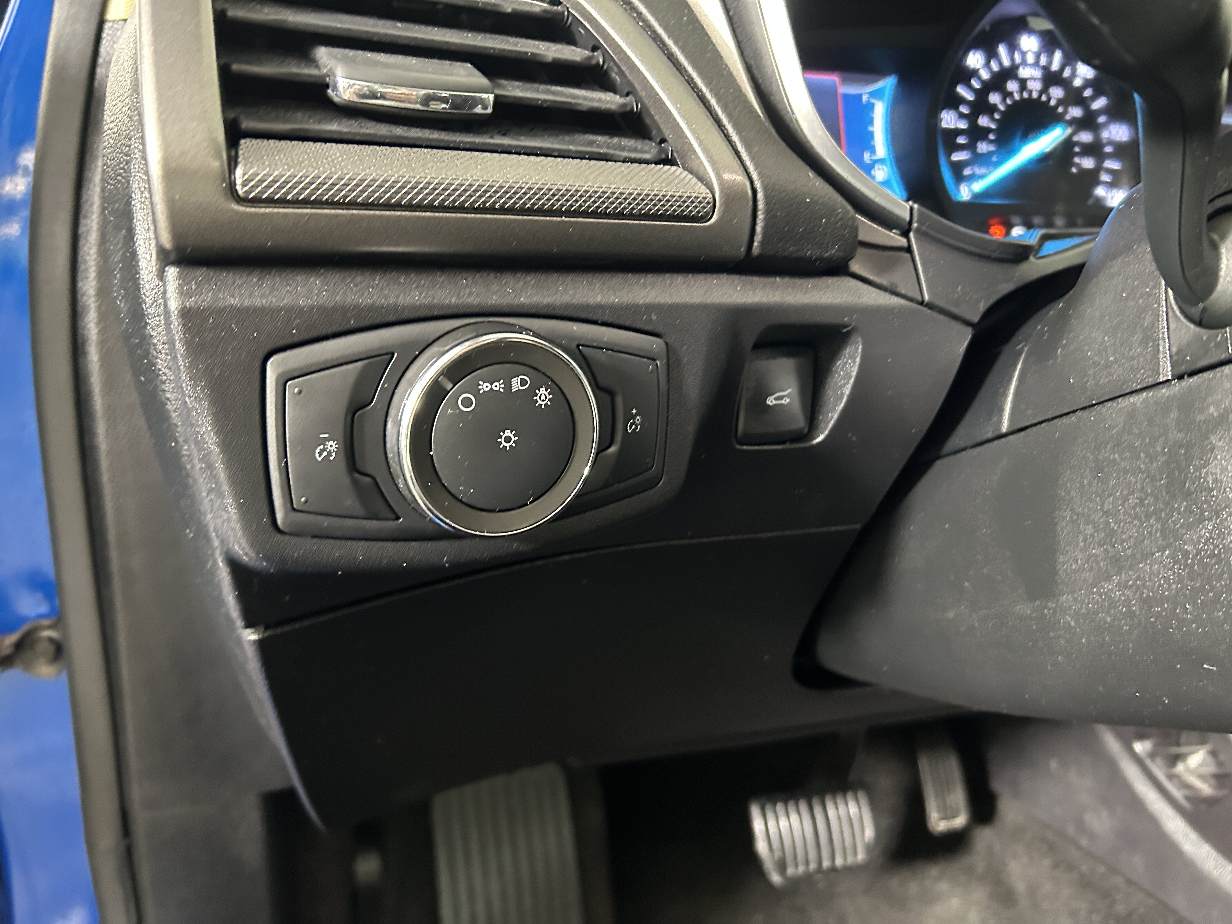 Used 2020 Ford Fusion SE FWD image 18