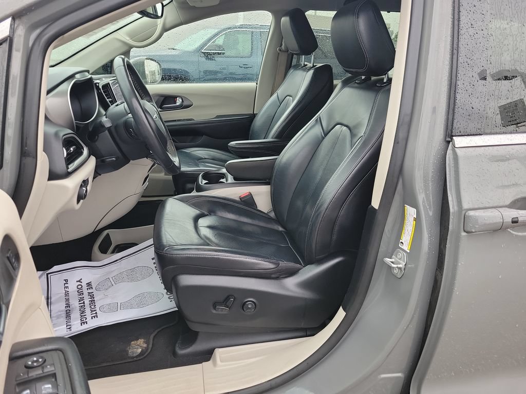Used 2022 Chrysler Pacifica Touring-L FWD image 16