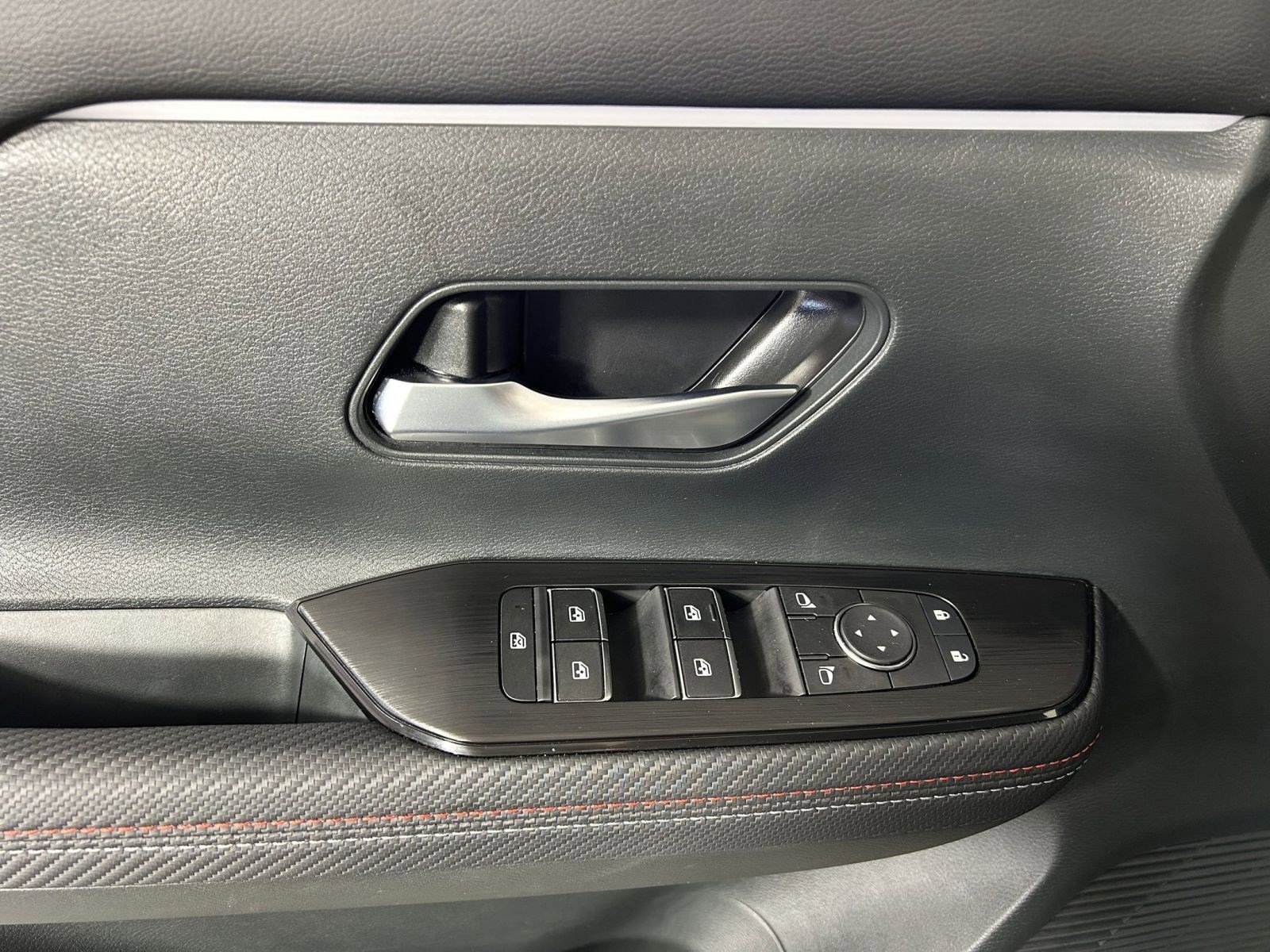 Used 2025 Nissan Kicks SR image 18