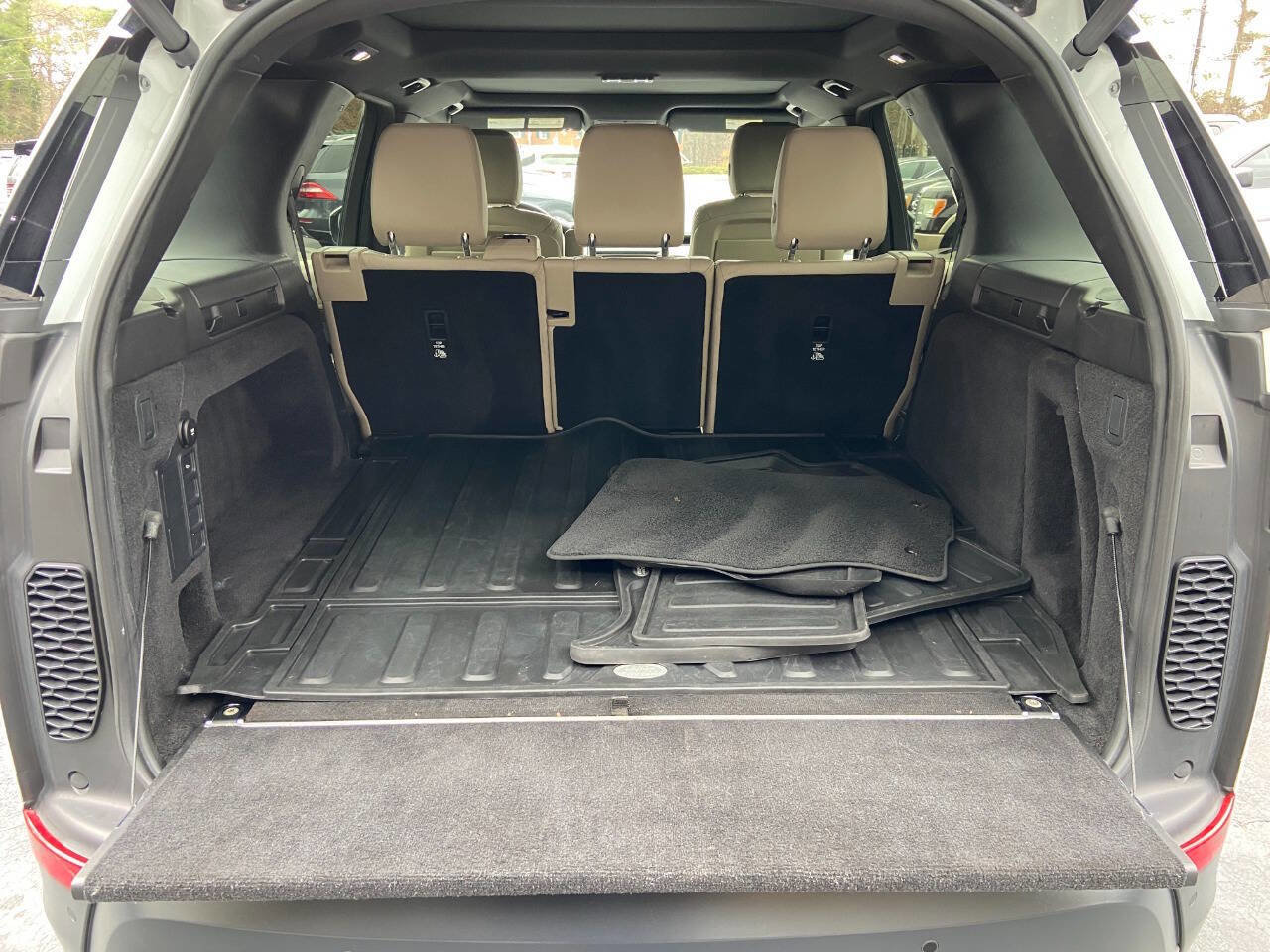 Used 2019 Land Rover Discovery SE AWD/4WD image 18