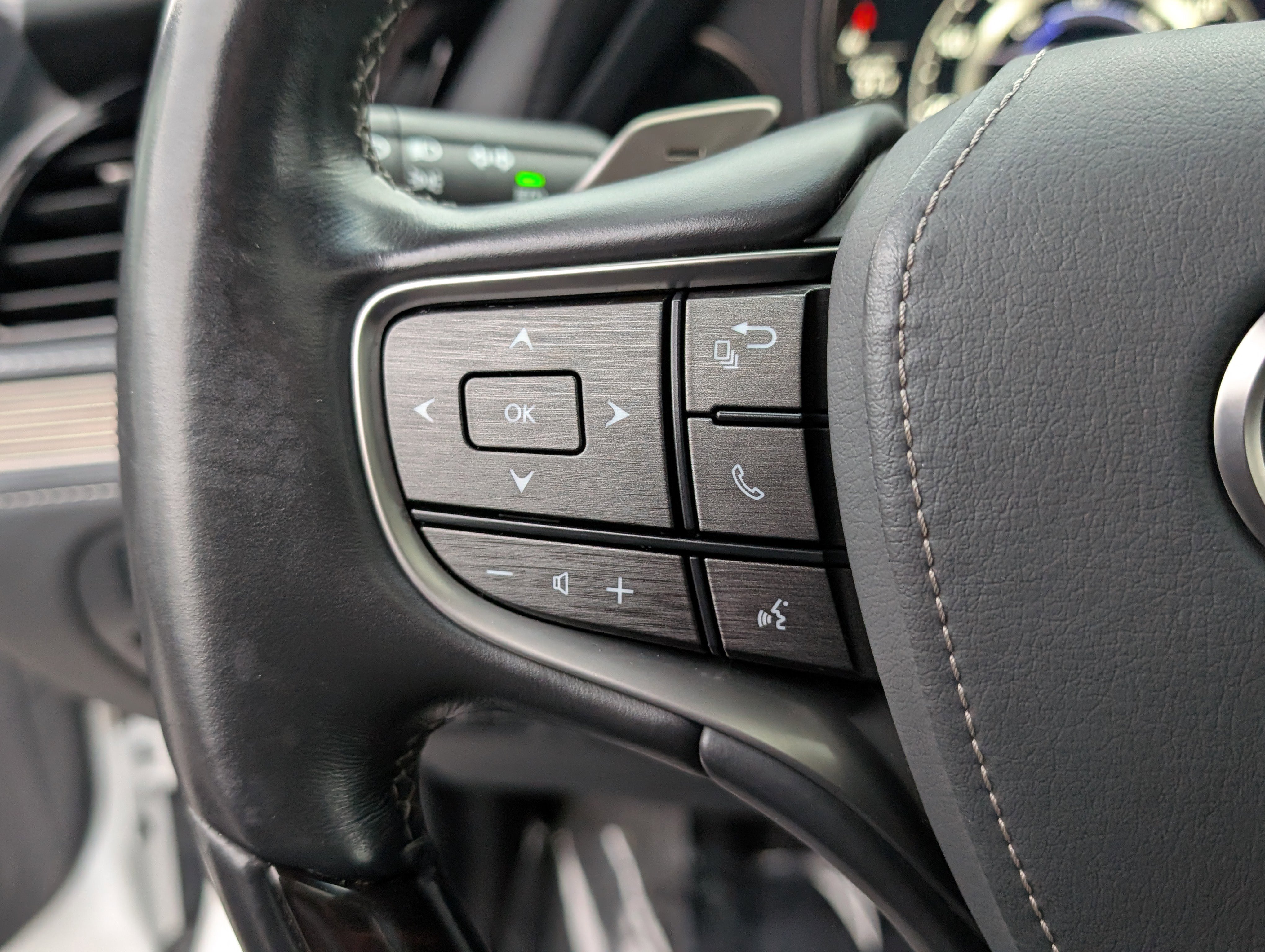 Used 2020 Lexus LS 500h AWD w/ Luxury Package image 24