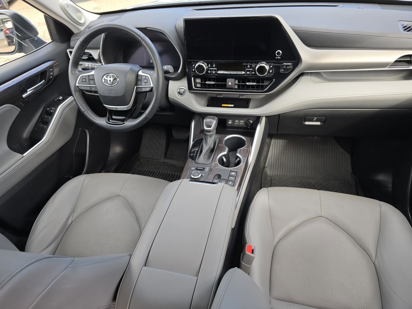 Used 2023 Toyota Highlander L image 19