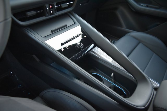 Certified 2025 Porsche Macan 4 Electric image 17