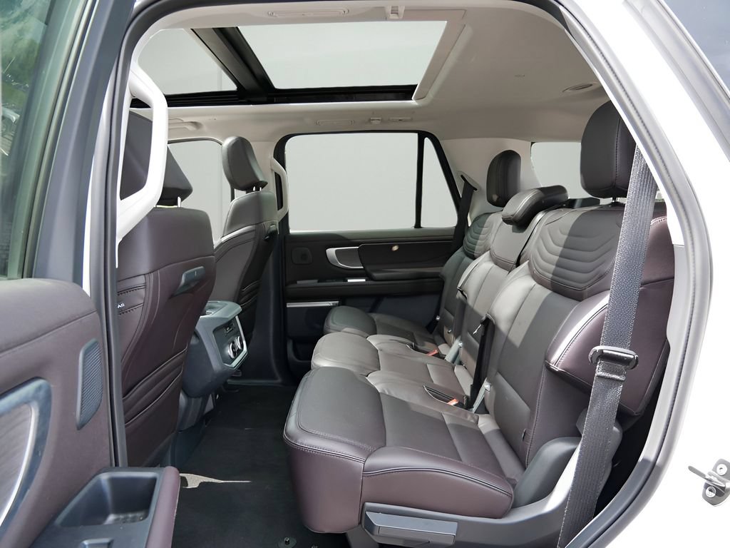 Used 2025 Ford Expedition Platinum w/ Platinum Ultimate Package AWD/4WD image 11