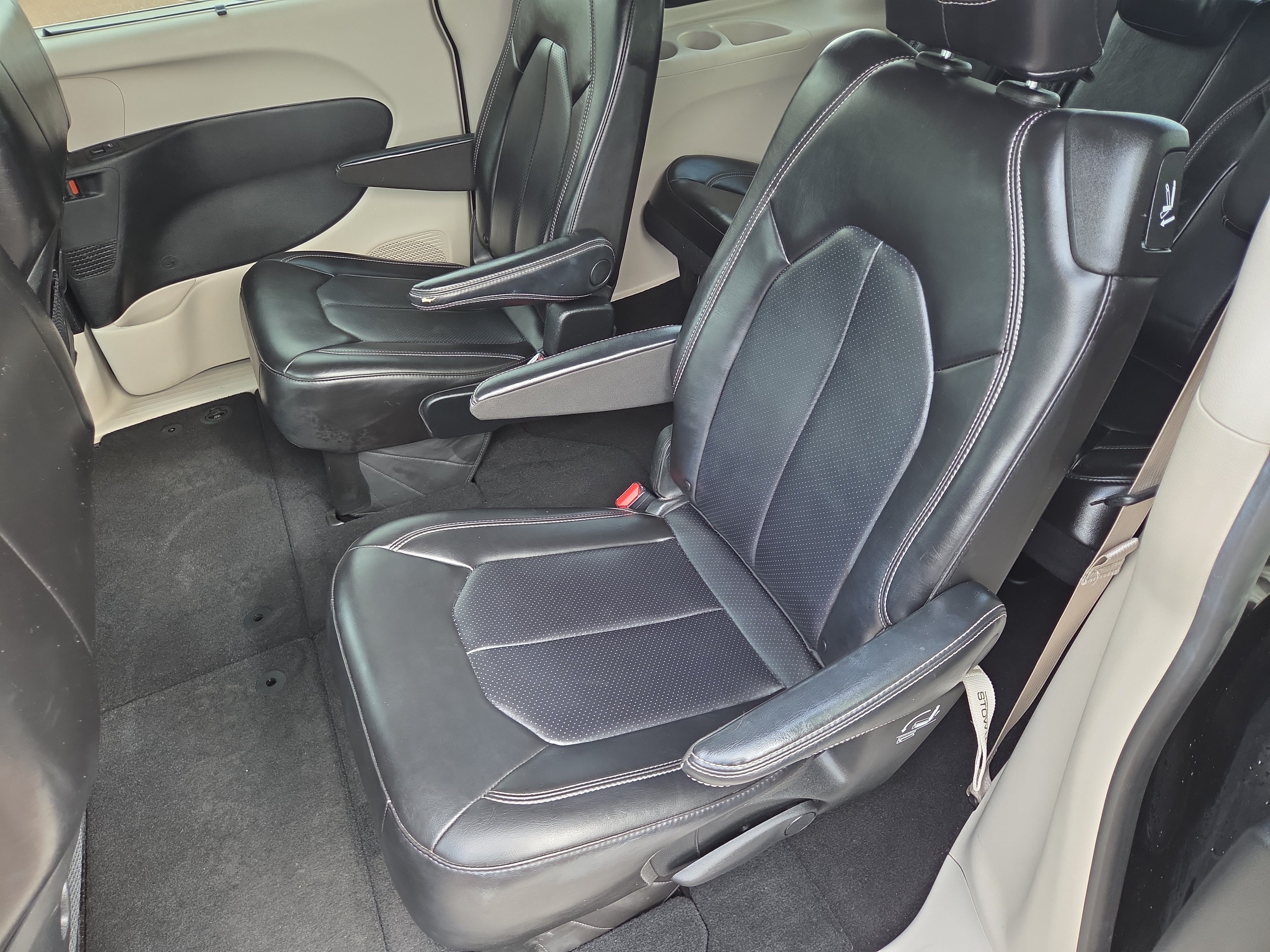 Used 2023 Chrysler Pacifica Touring-L FWD image 20