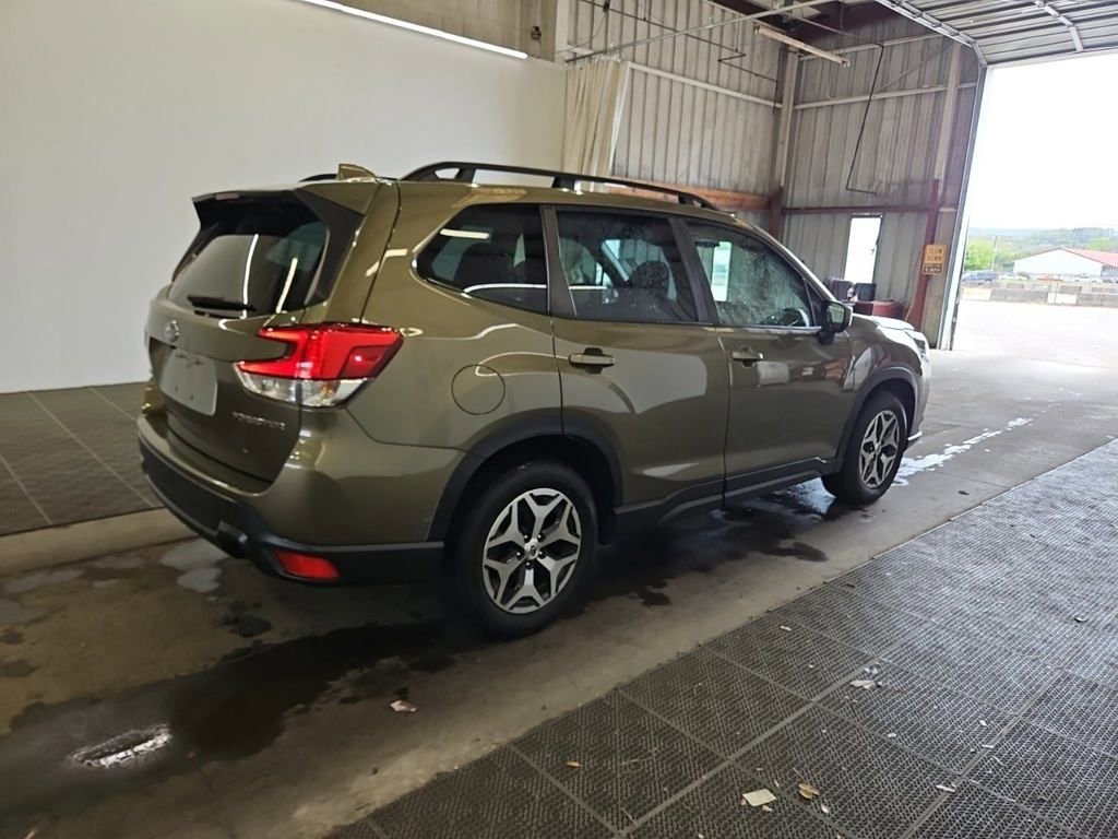 Used 2023 Subaru Forester Premium AWD/4WD image 5
