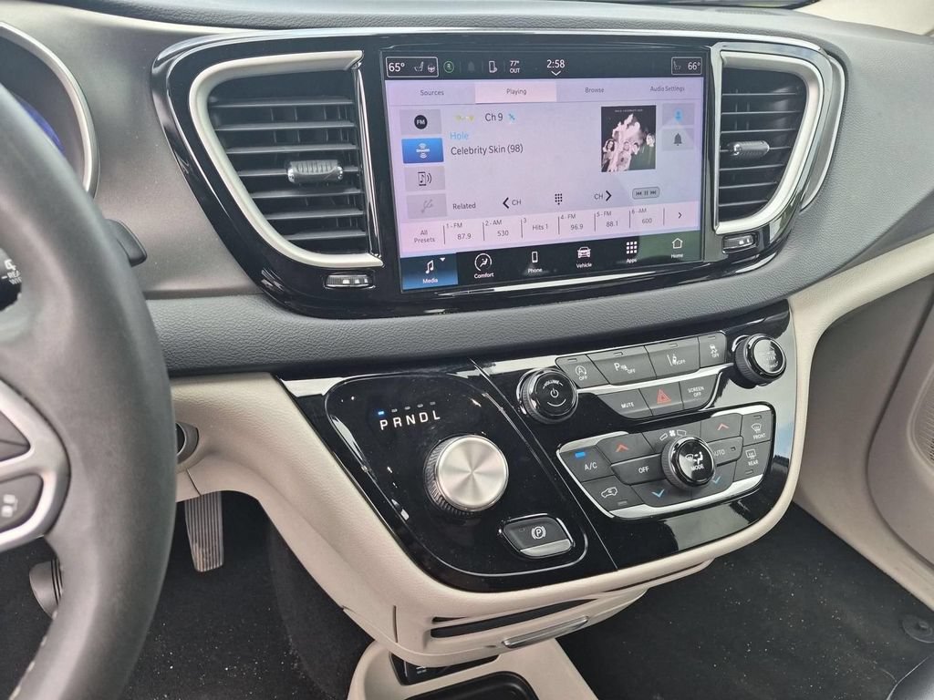 Used 2023 Chrysler Pacifica Touring-L FWD image 22