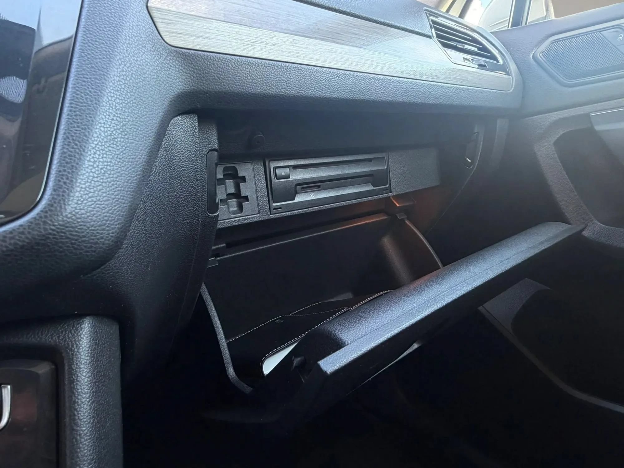 Used 2019 Volkswagen Tiguan SE w/ Panoramic Sunroof Package FWD image 30
