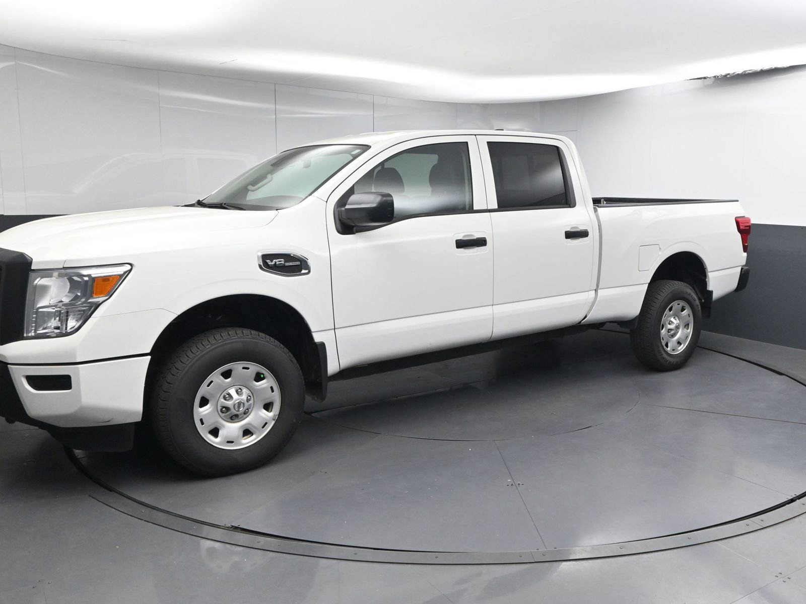 Used 2022 Nissan Titan S image 3
