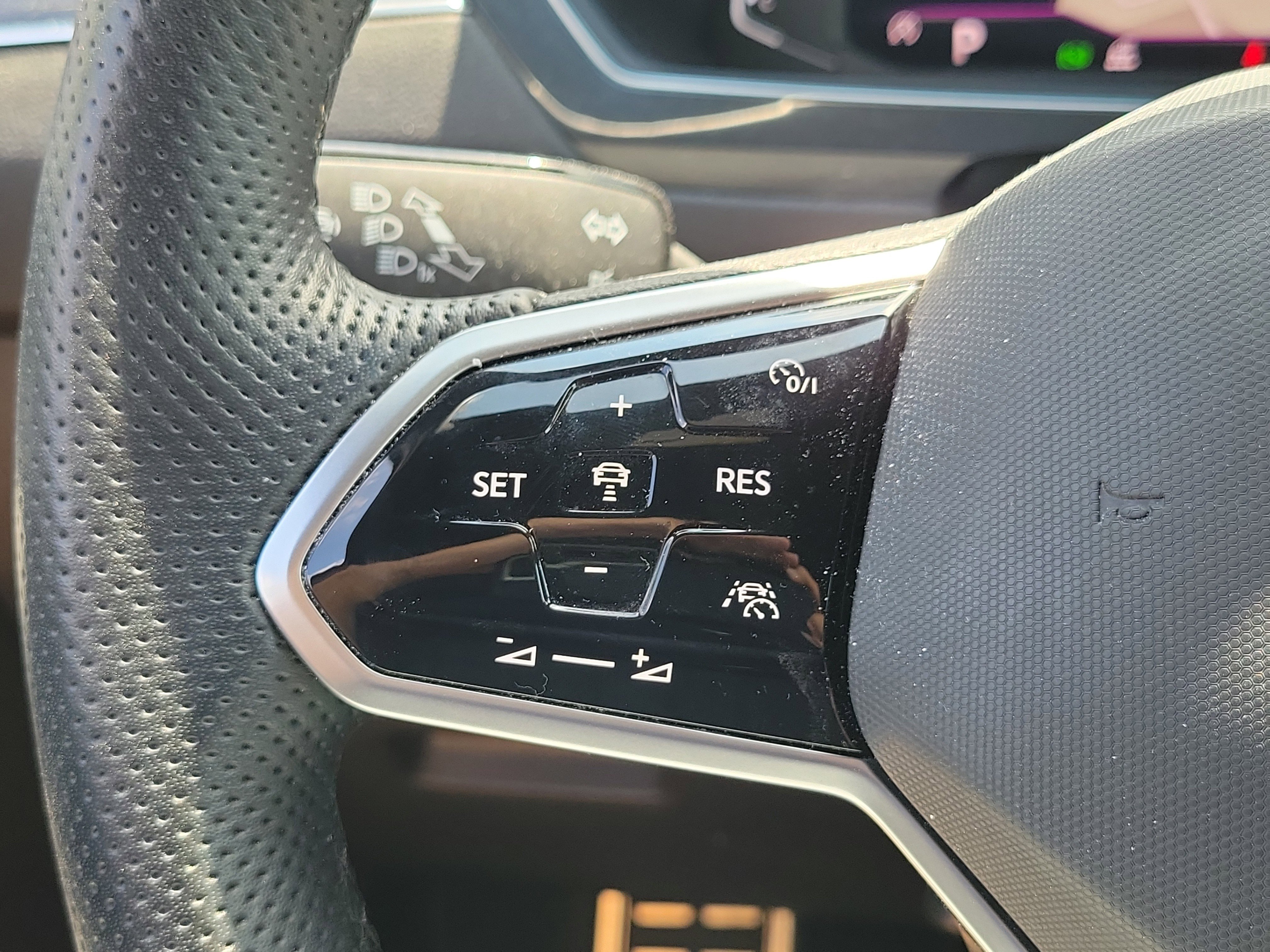 Used 2022 Volkswagen Tiguan SEL R-Line image 27