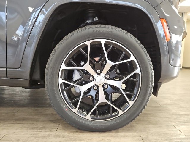 New 2025 Jeep Grand Cherokee Summit image 9