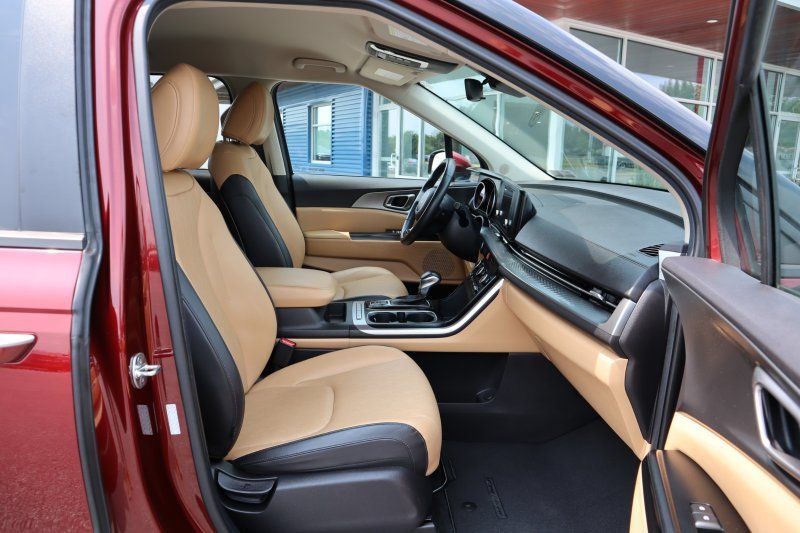 Used 2022 Kia Carnival LX FWD image 18