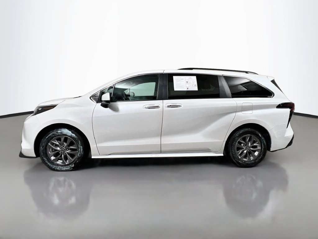 Used 2025 Toyota Sienna XLE FWD image 6