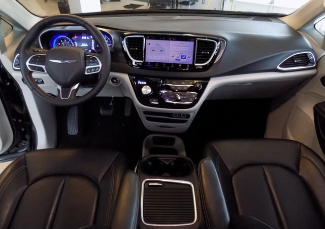 Used 2024 Chrysler Pacifica Touring-L image 12