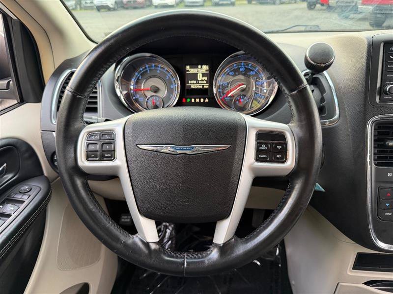Used 2016 Chrysler Town & Country Touring FWD image 28