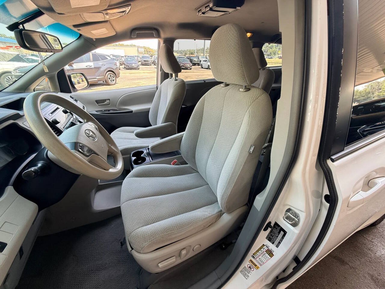Used 2011 Toyota Sienna LE w/ Towing Pkg FWD image 26
