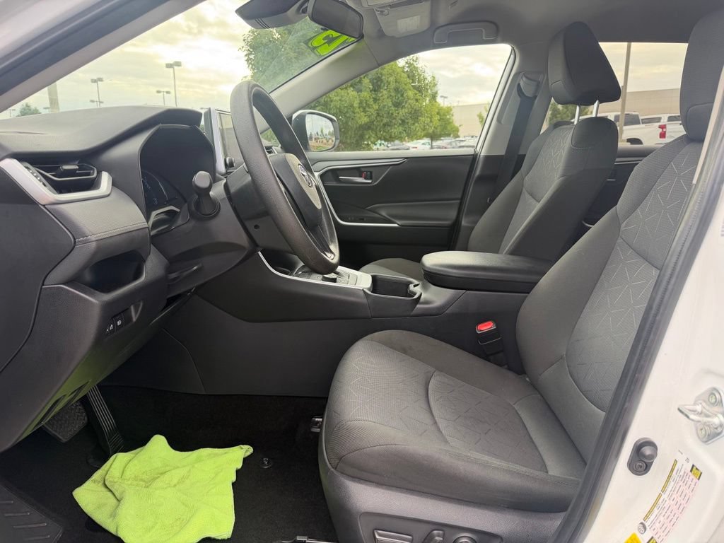 Used 2025 Toyota RAV4 XLE AWD/4WD image 12