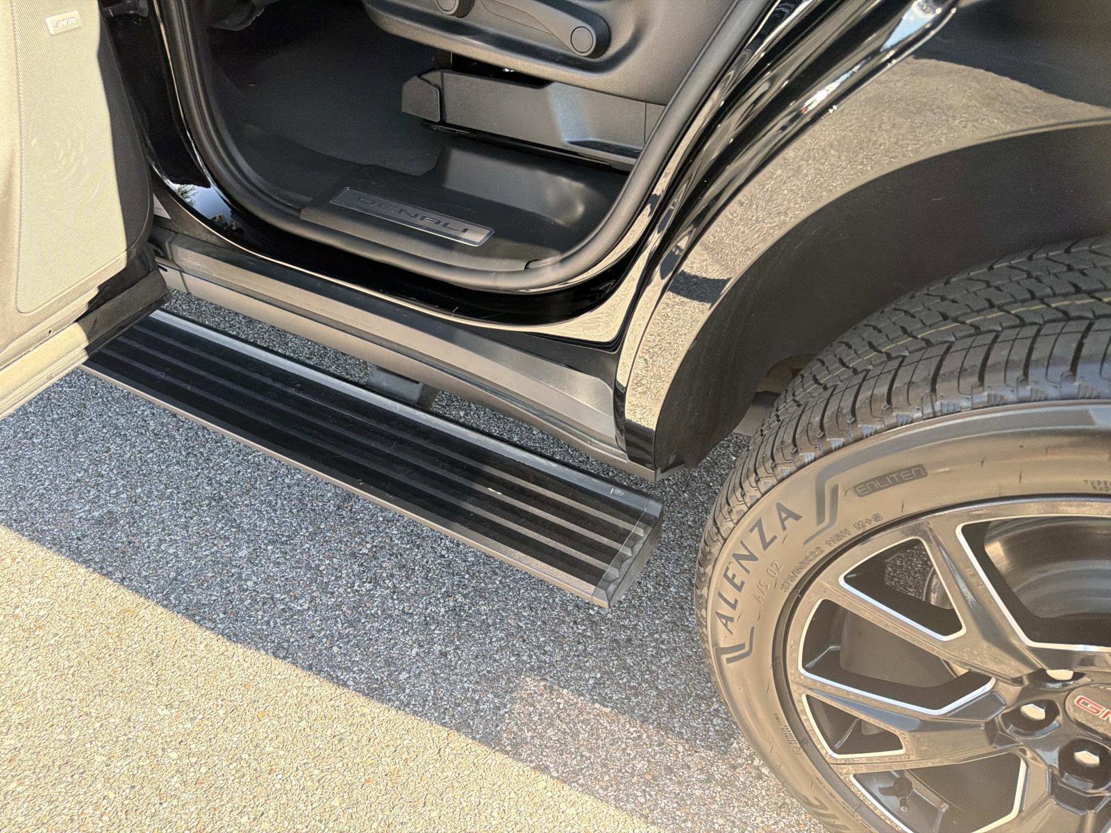 Used 2023 GMC Yukon Denali RWD image 11