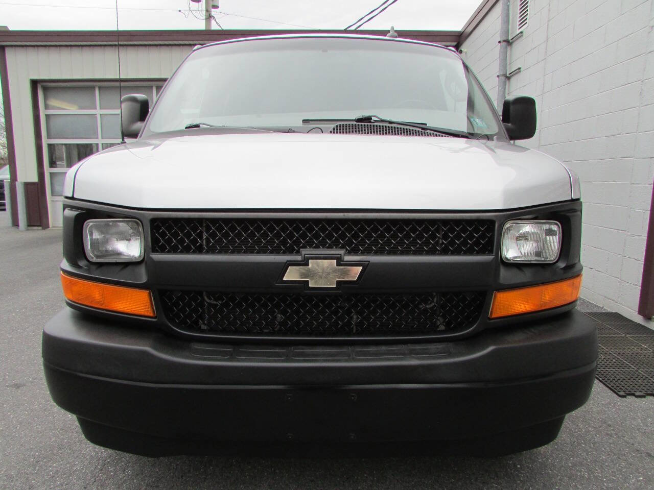 Used 2017 Chevrolet Express 3500 LS image 2