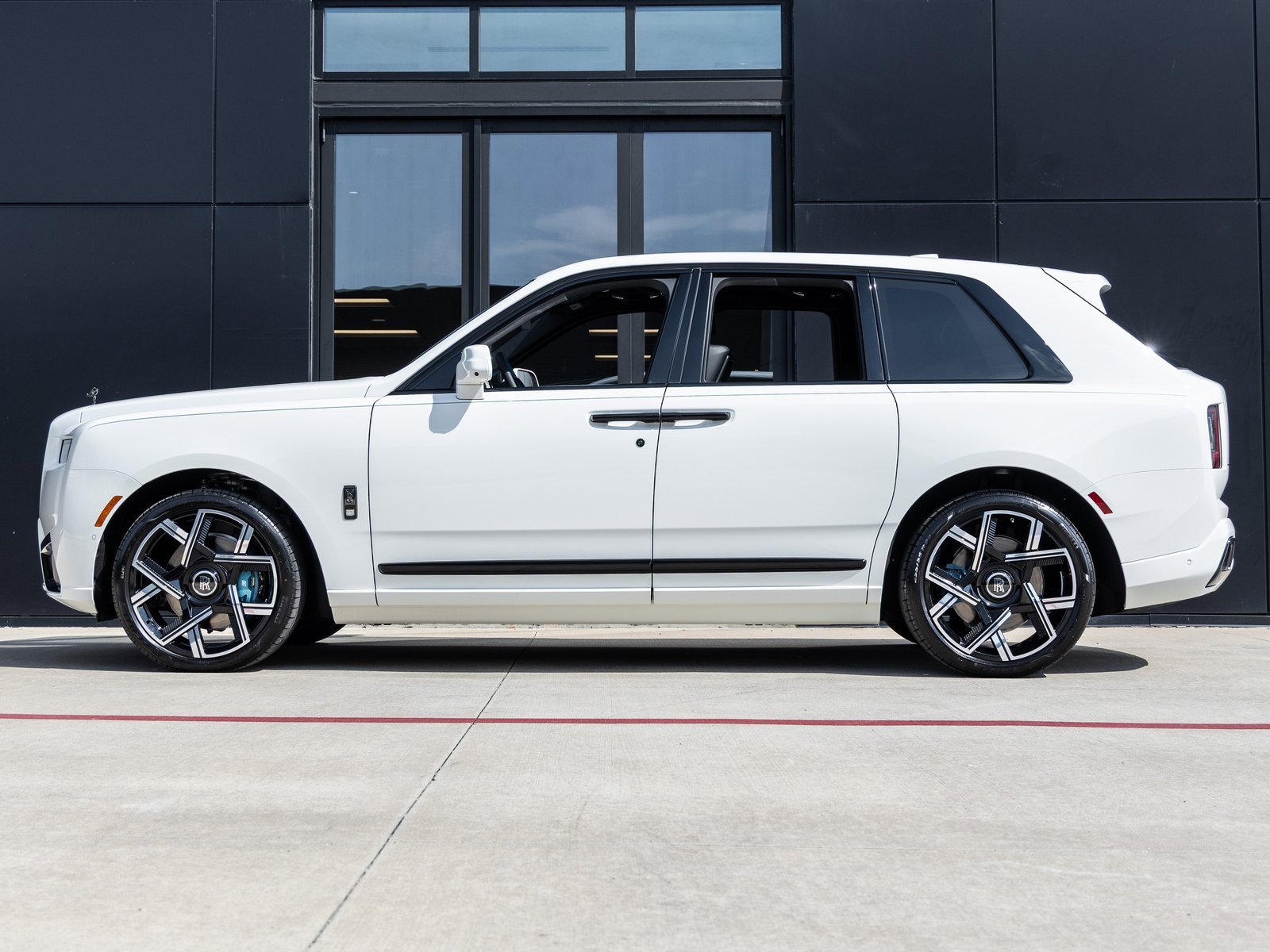 New 2026 Rolls-Royce Cullinan Black Badge image 3