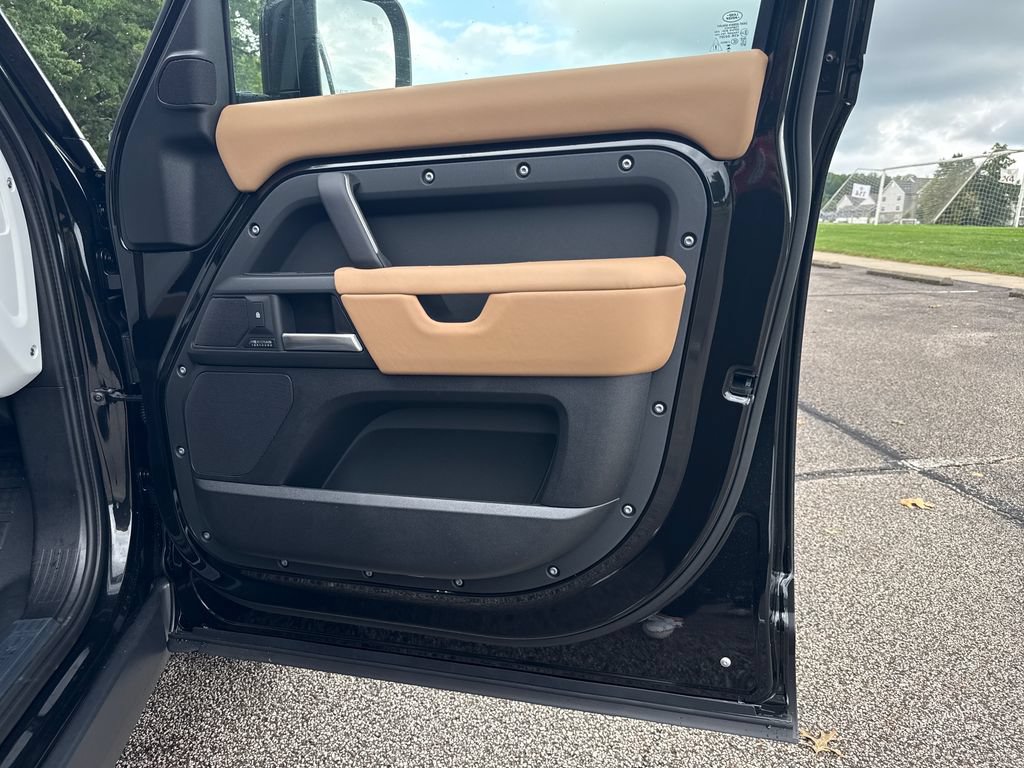 New 2026 Land Rover Defender 130 X-Dynamic SE AWD/4WD image 14