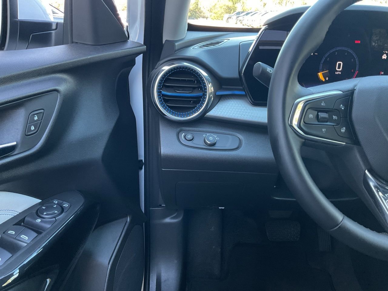 Used 2025 Chevrolet Trax LT w/ LT Convenience Package image 26