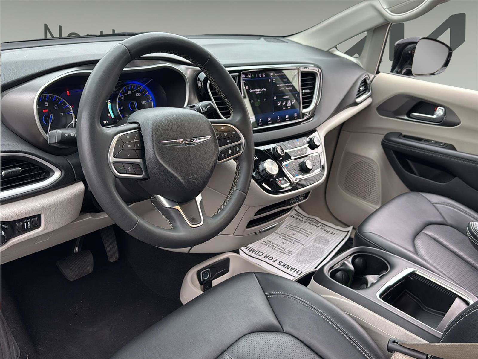 Used 2024 Chrysler Pacifica Touring-L FWD image 12