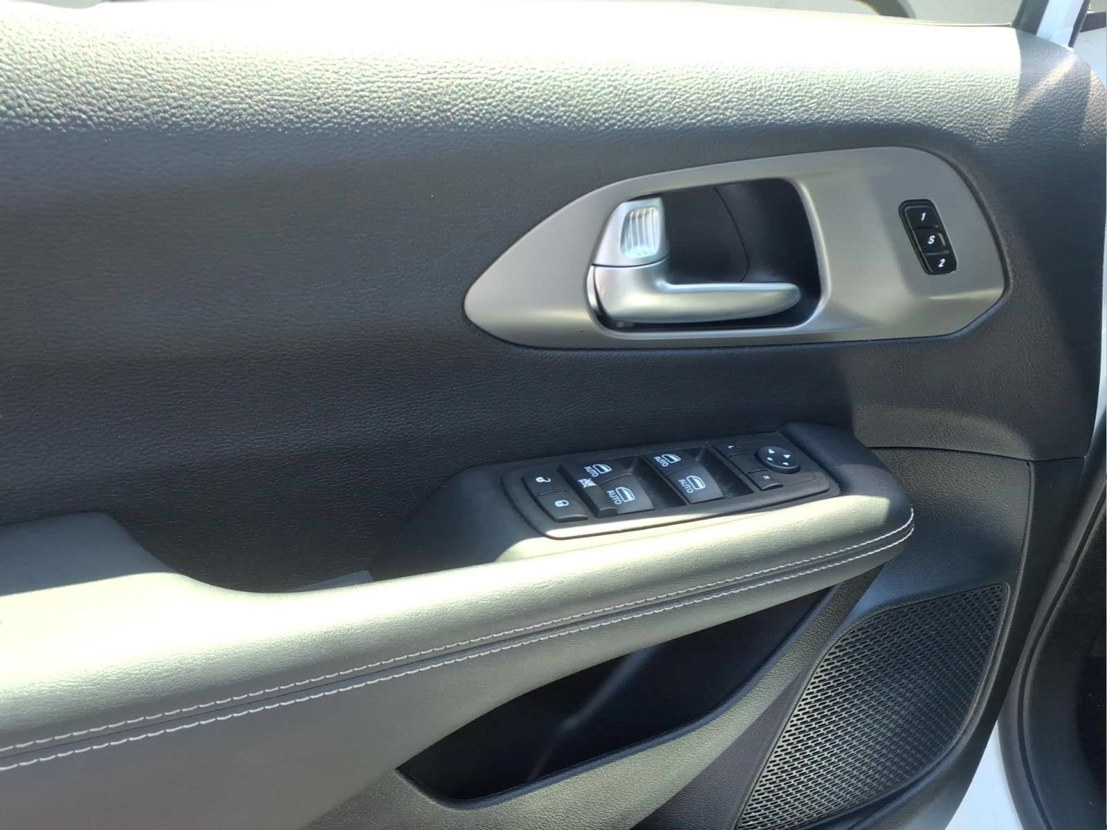 Used 2025 Chrysler Pacifica Select FWD image 9