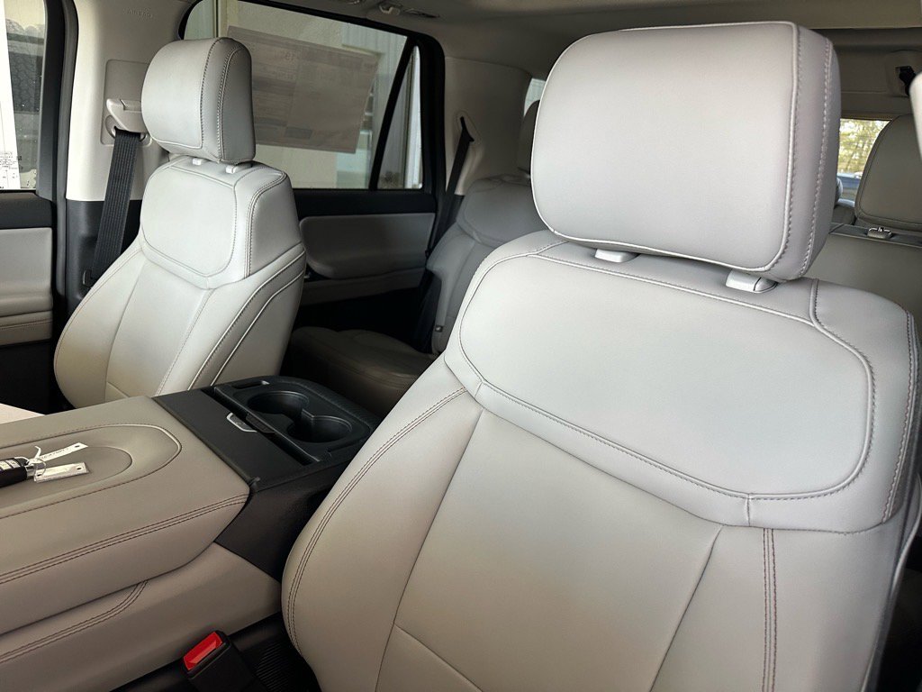 New 2025 Ford Expedition Active image 21