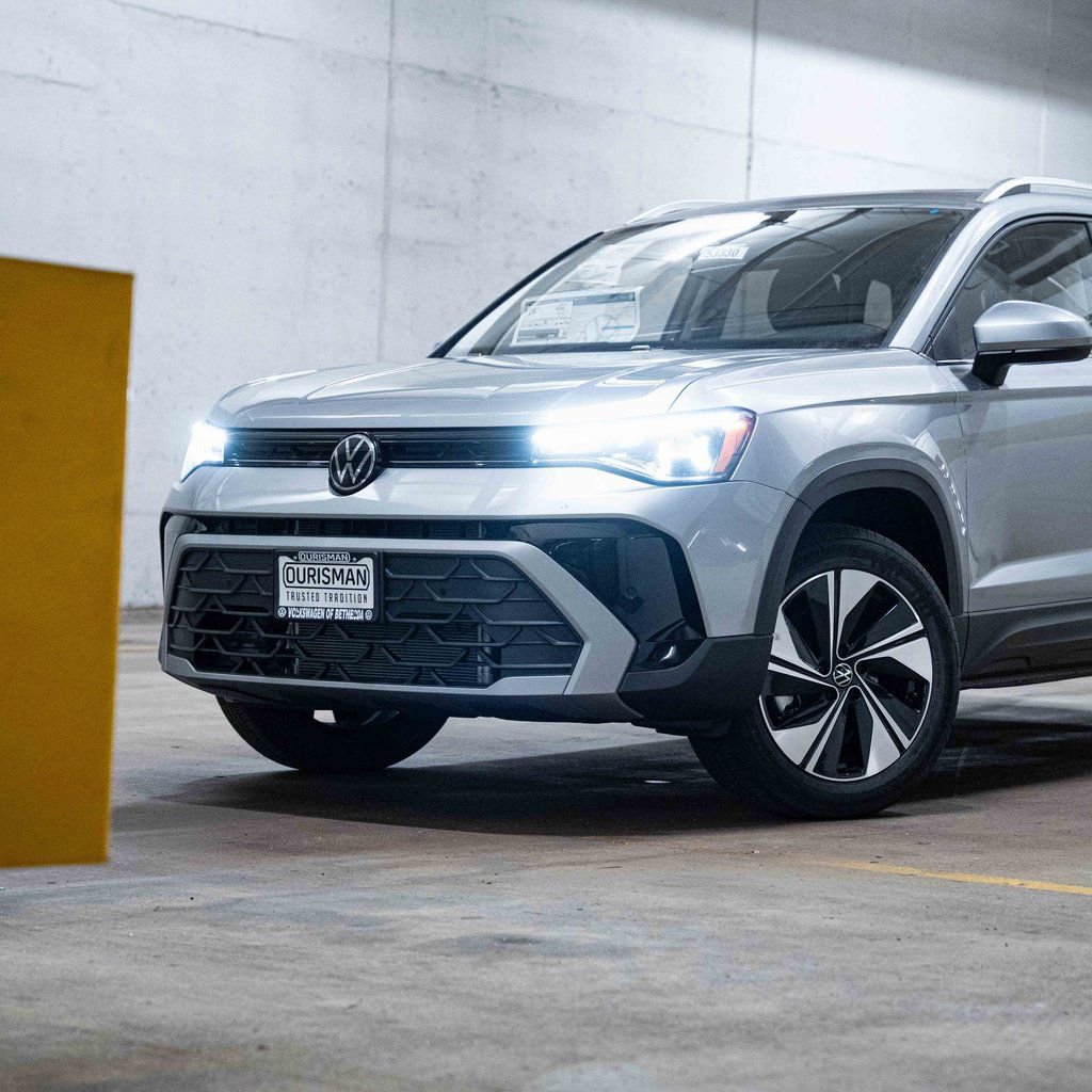 New 2026 Volkswagen Taos SE image 2