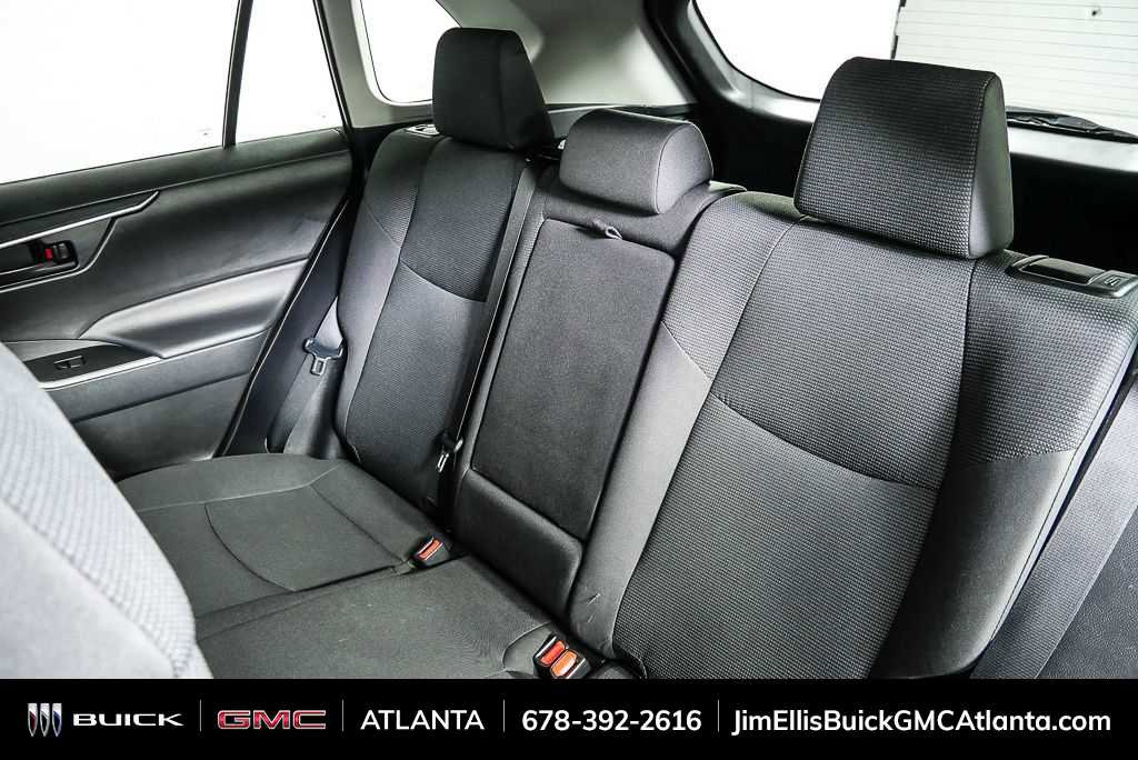 Used 2021 Toyota RAV4 LE image 17