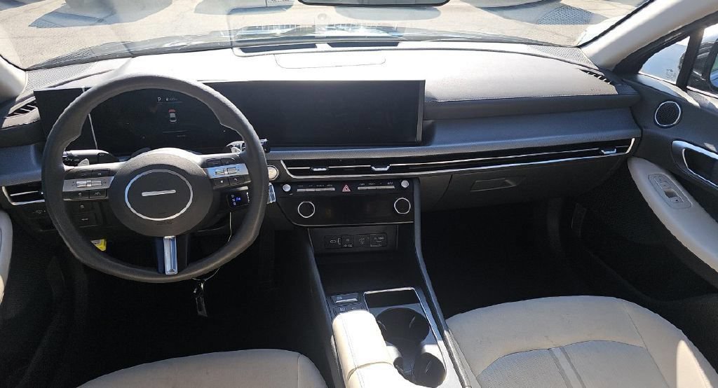Used 2025 Hyundai Sonata SEL FWD image 2