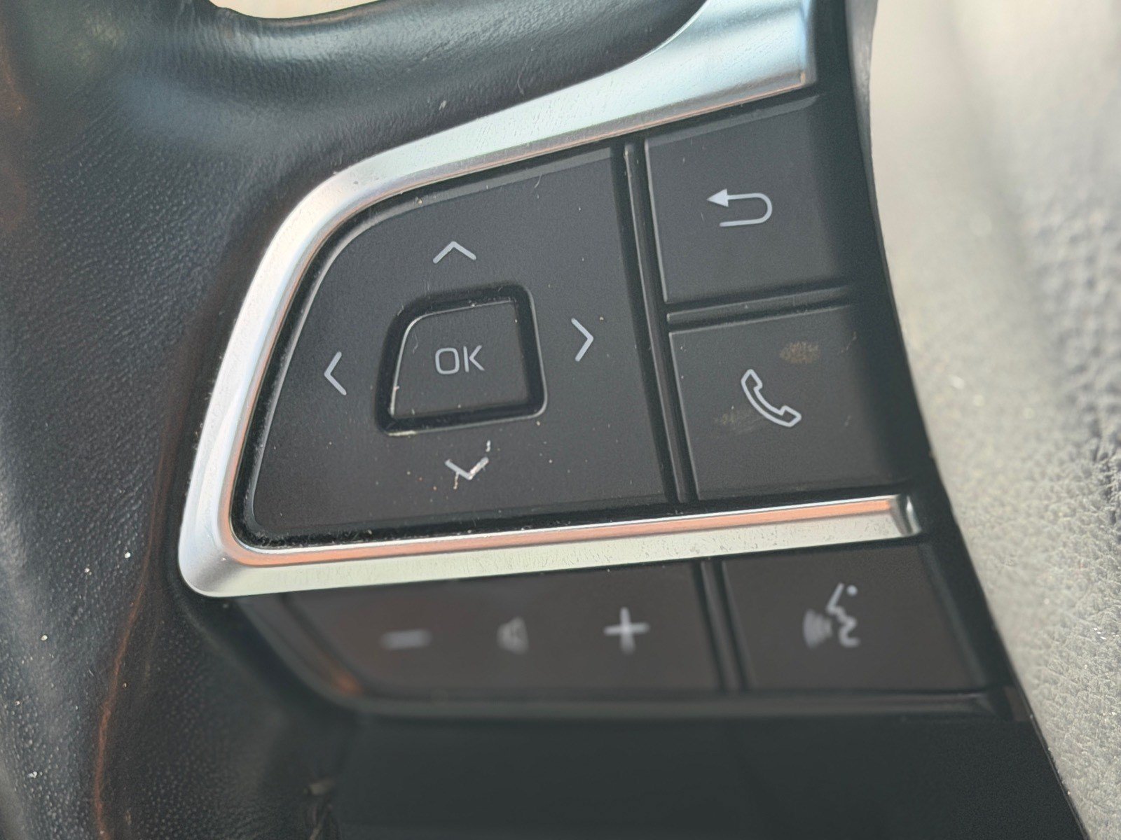 Used 2020 Toyota Highlander XLE FWD image 40