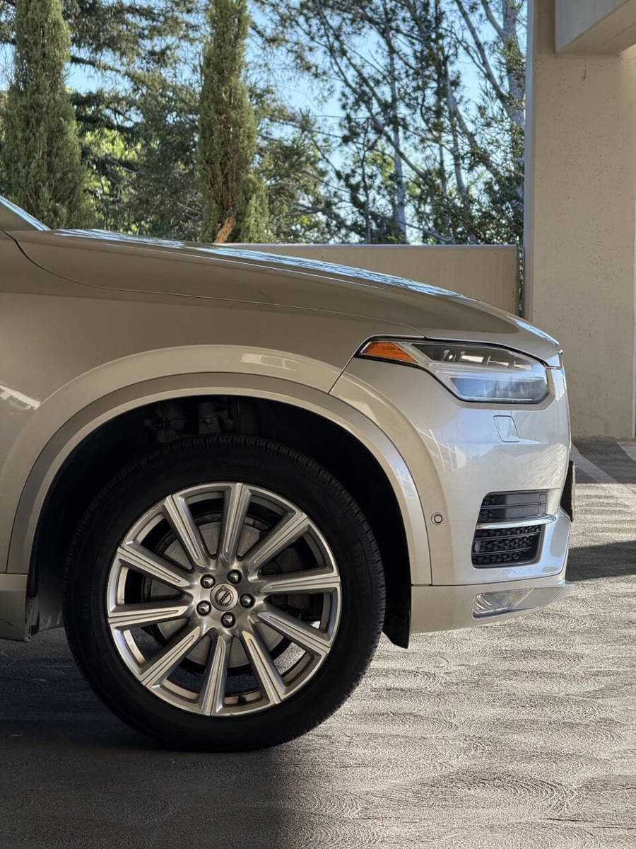 Used 2016 Volvo XC90 T6 Inscription w/ Vision Package AWD/4WD image 3