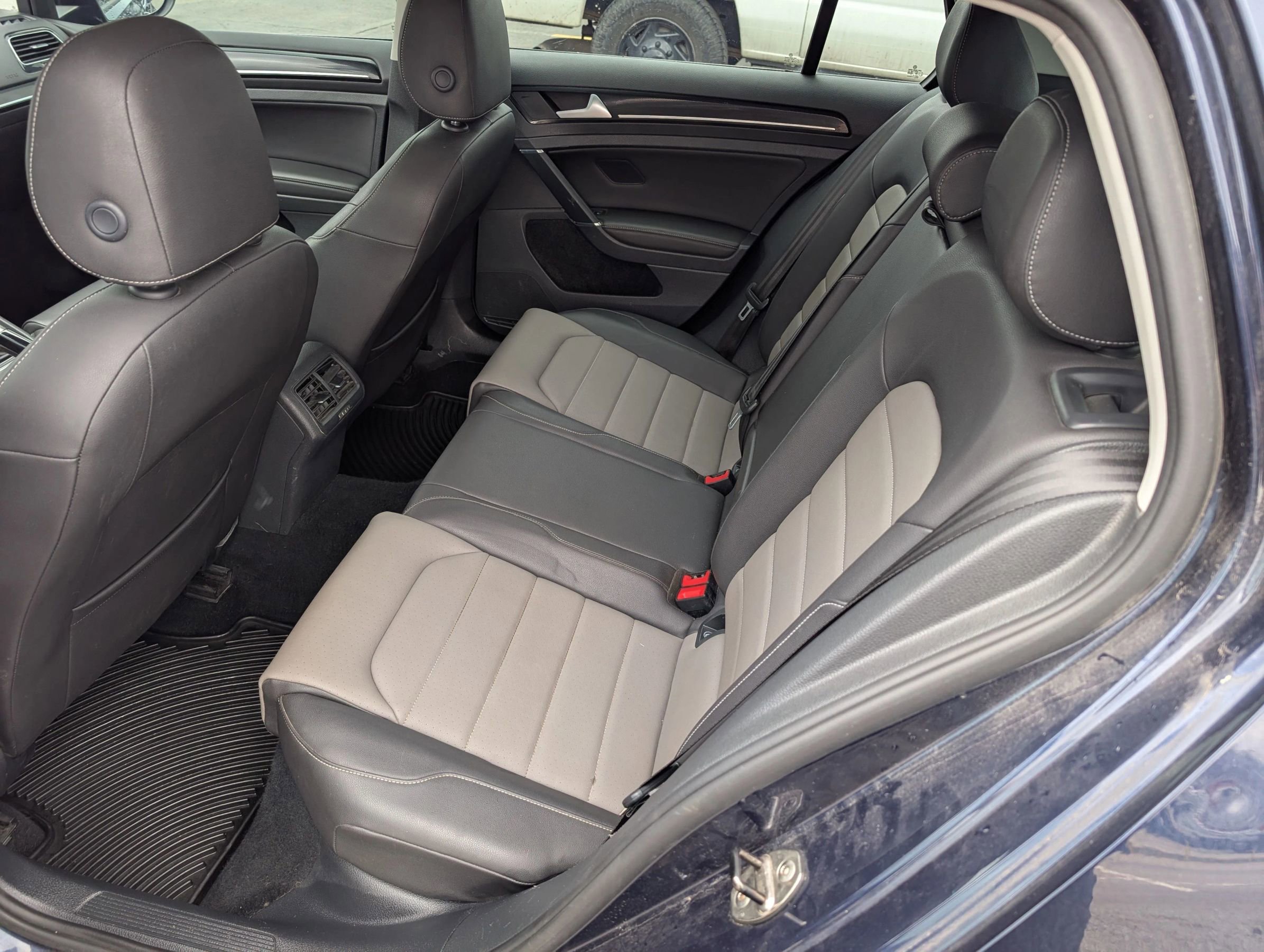 Used 2015 Volkswagen Golf TDI S image 18