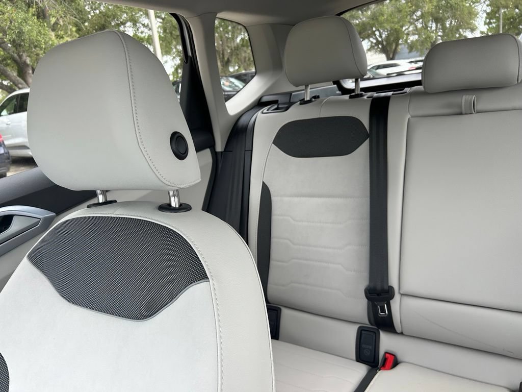 New 2026 Volkswagen Taos SE FWD image 11