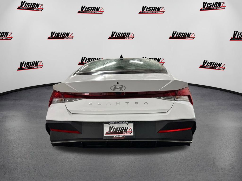 Certified 2025 Hyundai Elantra SE w/ Cargo Package image 6